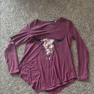 Long Sleeve V-Neck Top in Plum with Graphic Skull